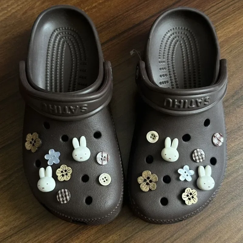 Фото Аниме-шармы в виде кролика и цветка с кнопочной застежкой для обуви Crocs и сабо с отверстиями, украшения для обуви своими руками, подарок для повседневного стиля и использования. №5