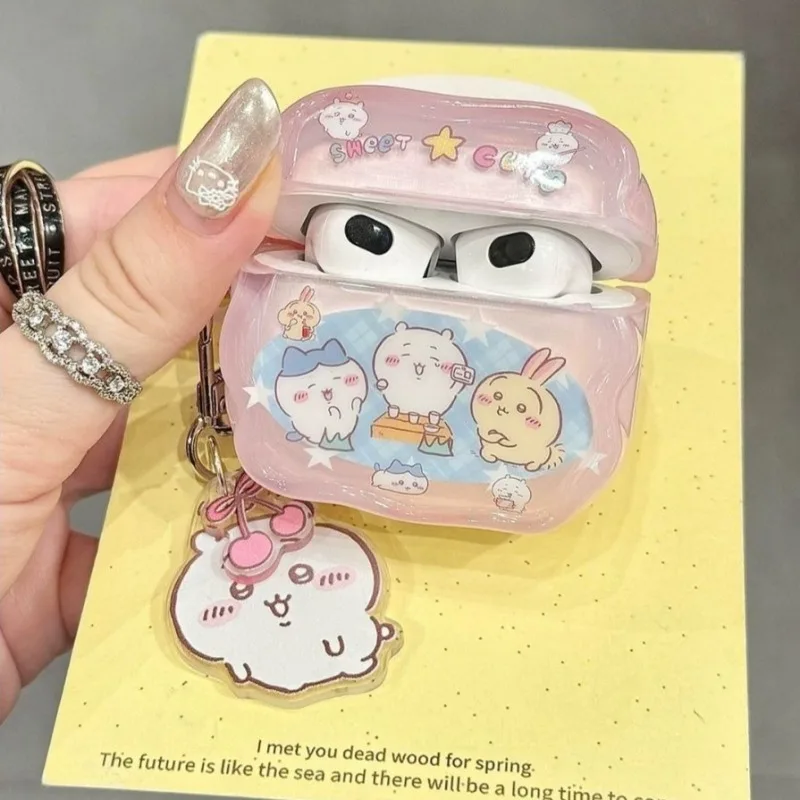 Фото Милый защитный чехол Chiikawaed, совместимый с AirPods Pro 2, AirPods 4 и AirPods 5, модный ударопрочный чехол для наушников №2
