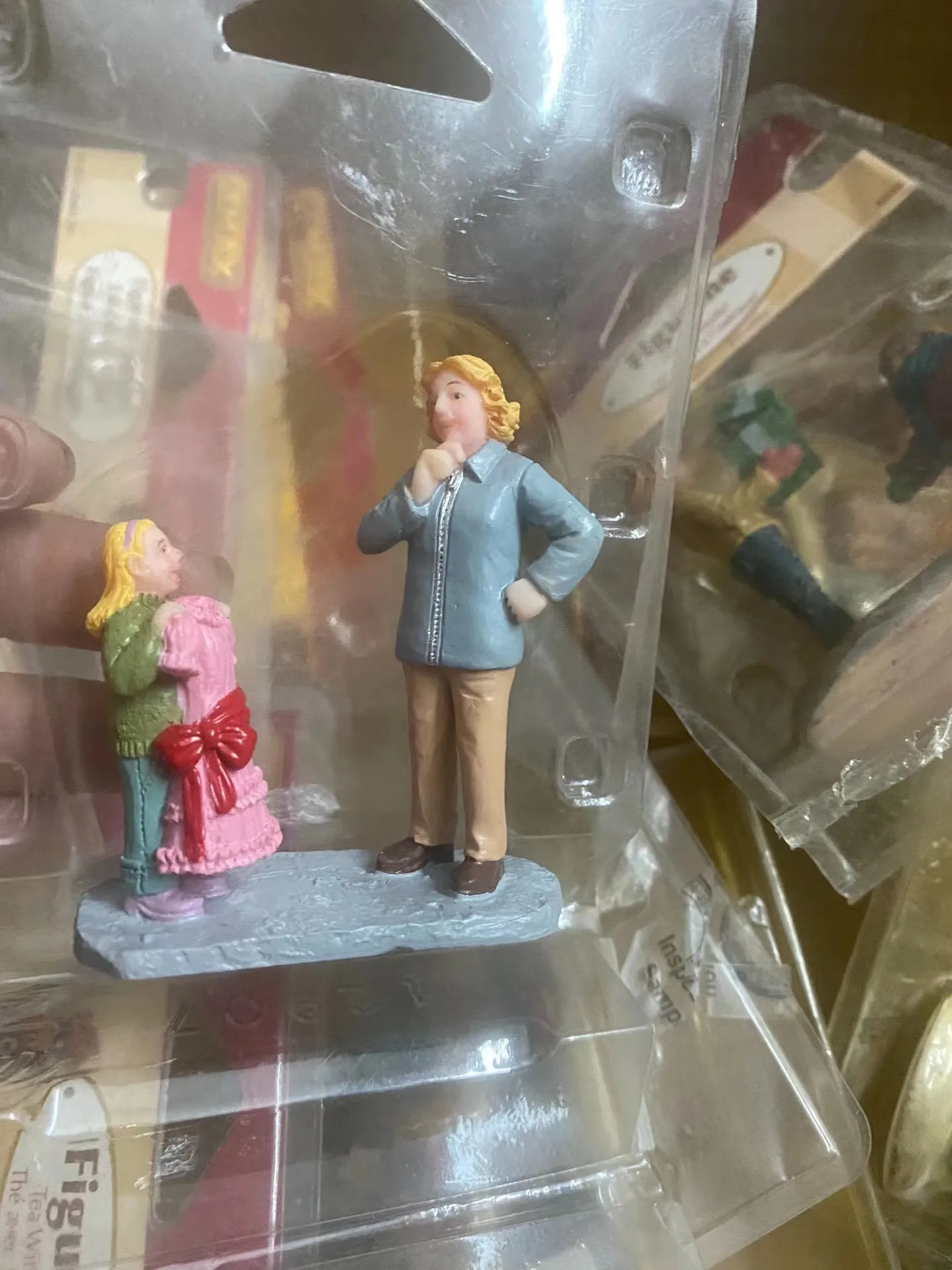 

Resin figure mental psychological sand table game box court therapy mother and daughter dress