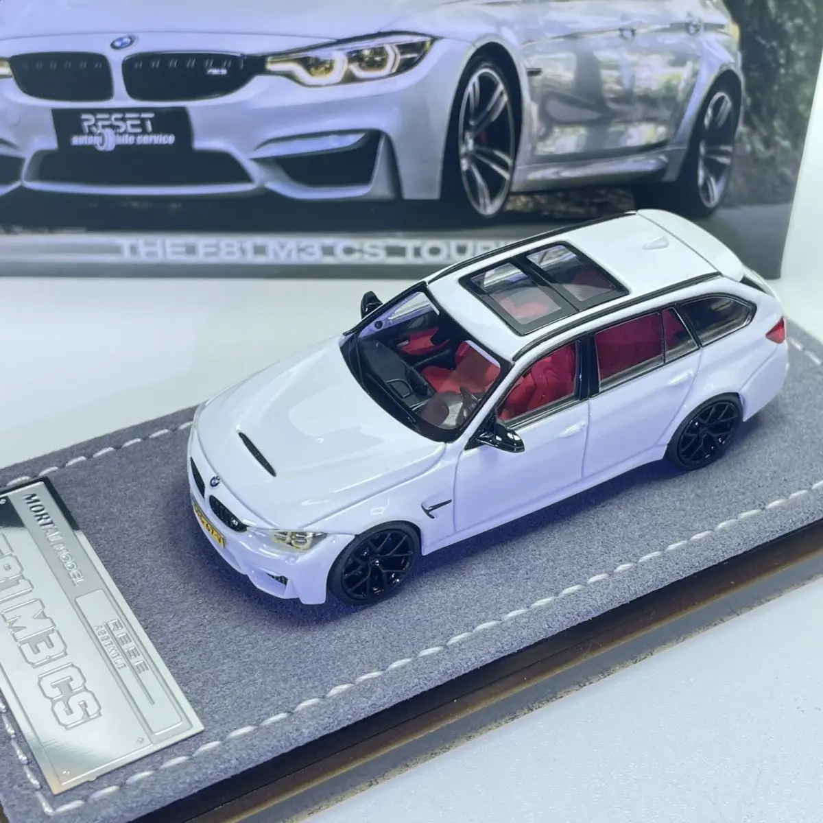 Фото Коллекционная модель автомобиля Mortal 1:64 BMW M3 F81 Crock Pot Hunting, перламутрово-белая, из сплава №3