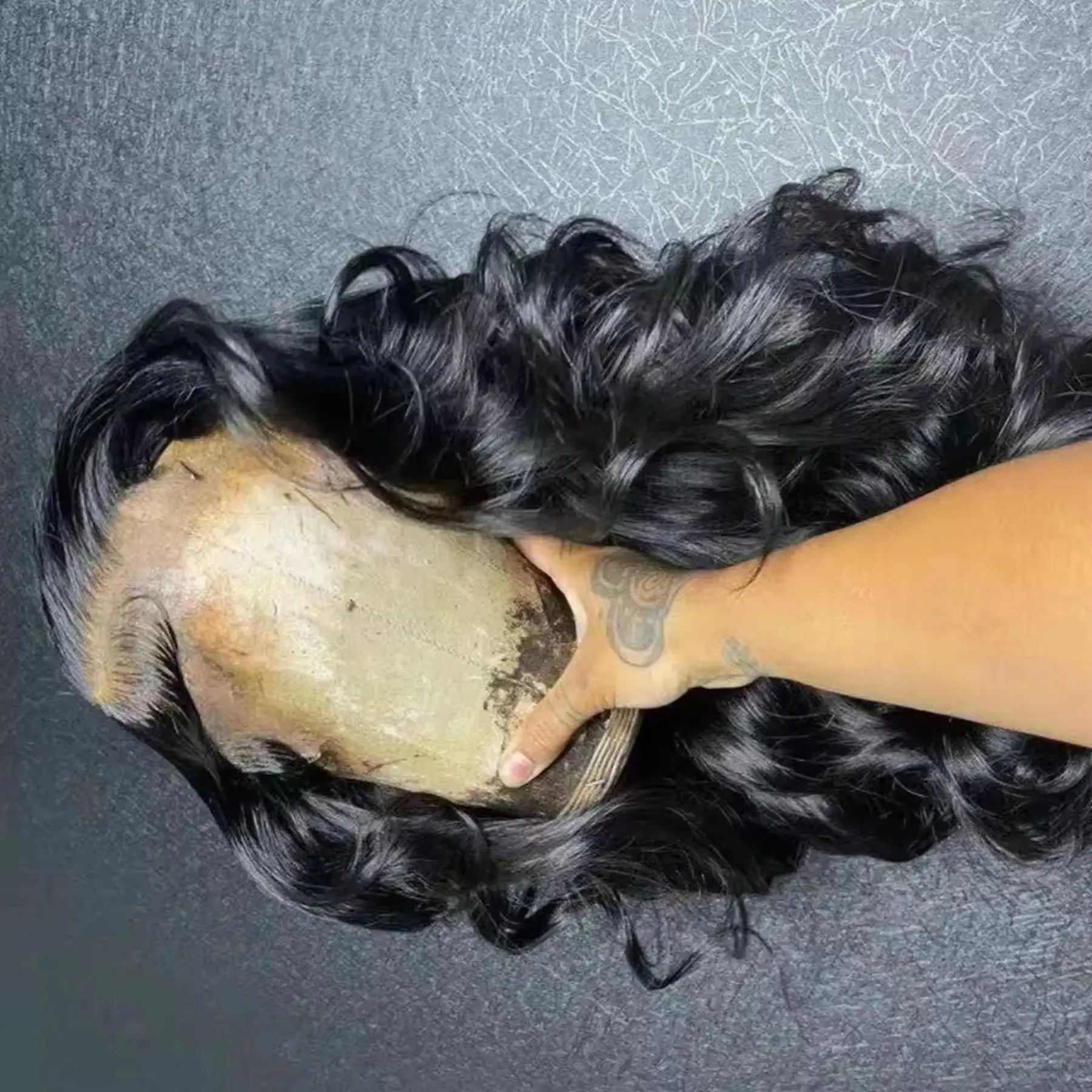 Фото Синтетические парики Body Wave 13X4X1 HD Full Lace Frontal для чернокожих женщин, с предварительно выщипанными и отбеленными узлами, с детским волосом, для свадьбы, повседневной носки и вечеринок №1