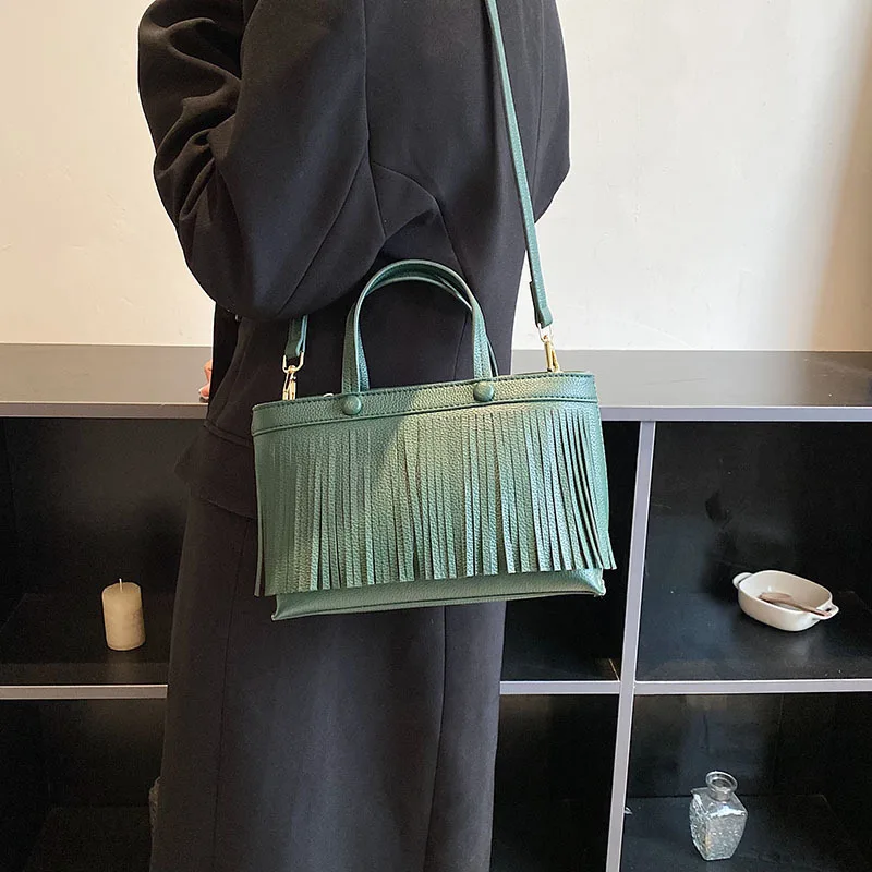 Personalized Tassel Tote Handbag Solid Color Leather Fashion Retro Single-Shoulder Crossbody Bag Simple Portable Storage Satchel