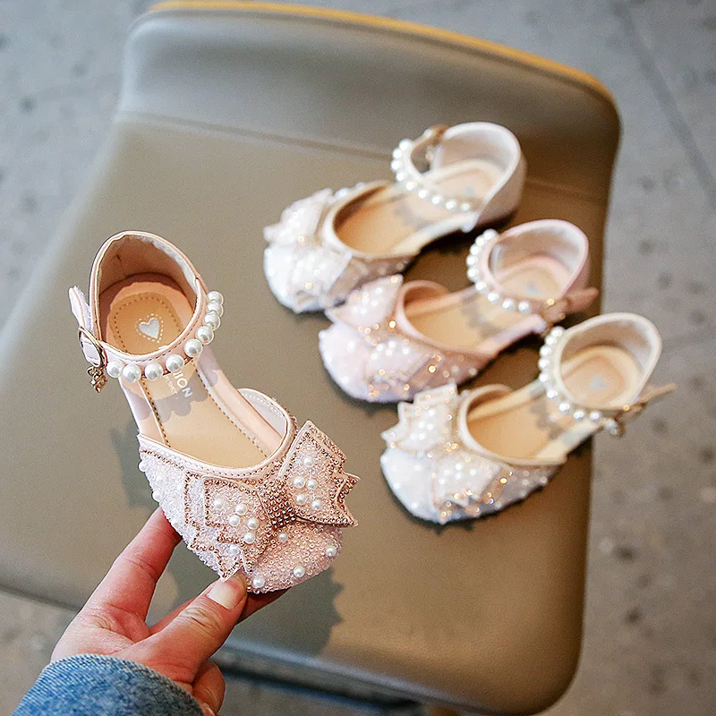 

Сандалии принцессы для девочек, Новинка лета 2022, детские туфли с бантом и жемчугом, со стразами, модная нескользящая обувь на плоской подошв...