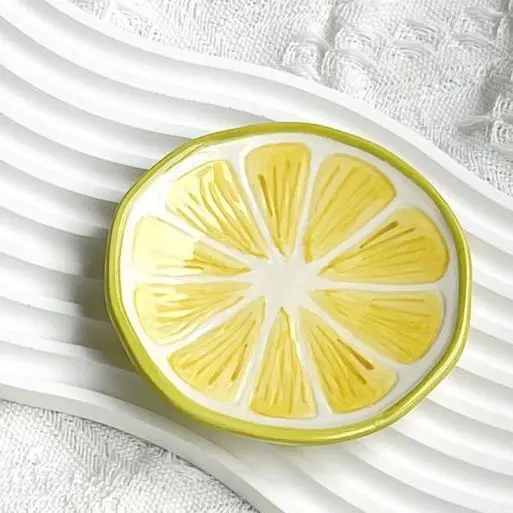 

Керамическая тарелка с клубникой и лимоном