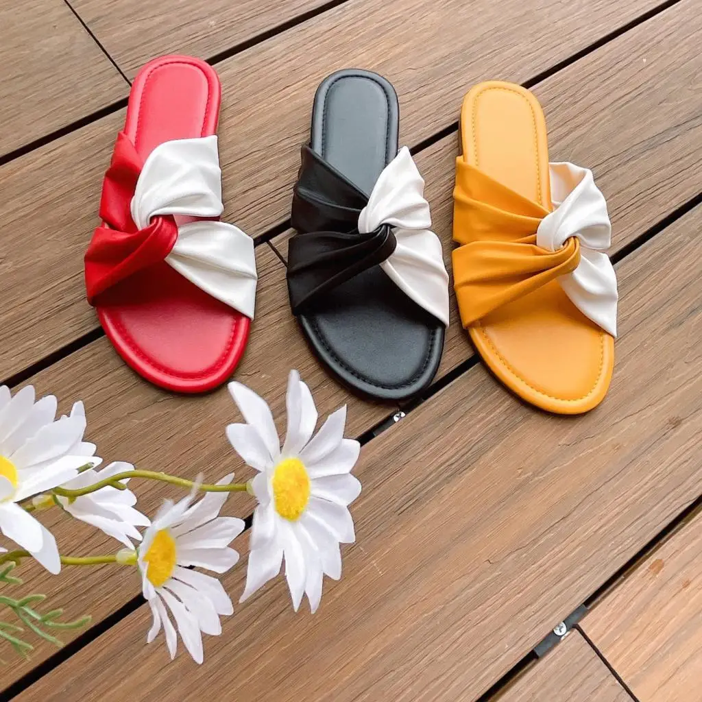 

Летняя женская обувь, новинка, мягкие плиссированные тапочки, верхняя одежда контрастных цветов на плоской подошве, женские шлепанцы, модна...