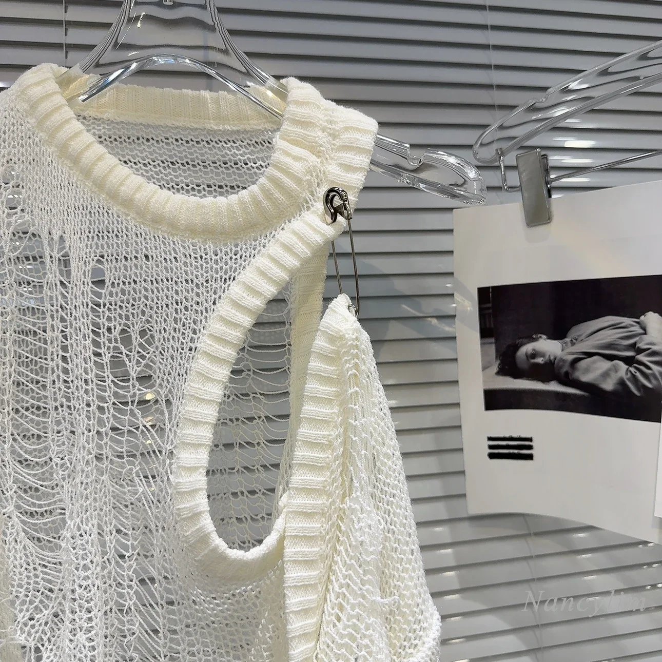 Новинка осени 2024 популярный вязаный свитер с открытыми плечами и металлическими