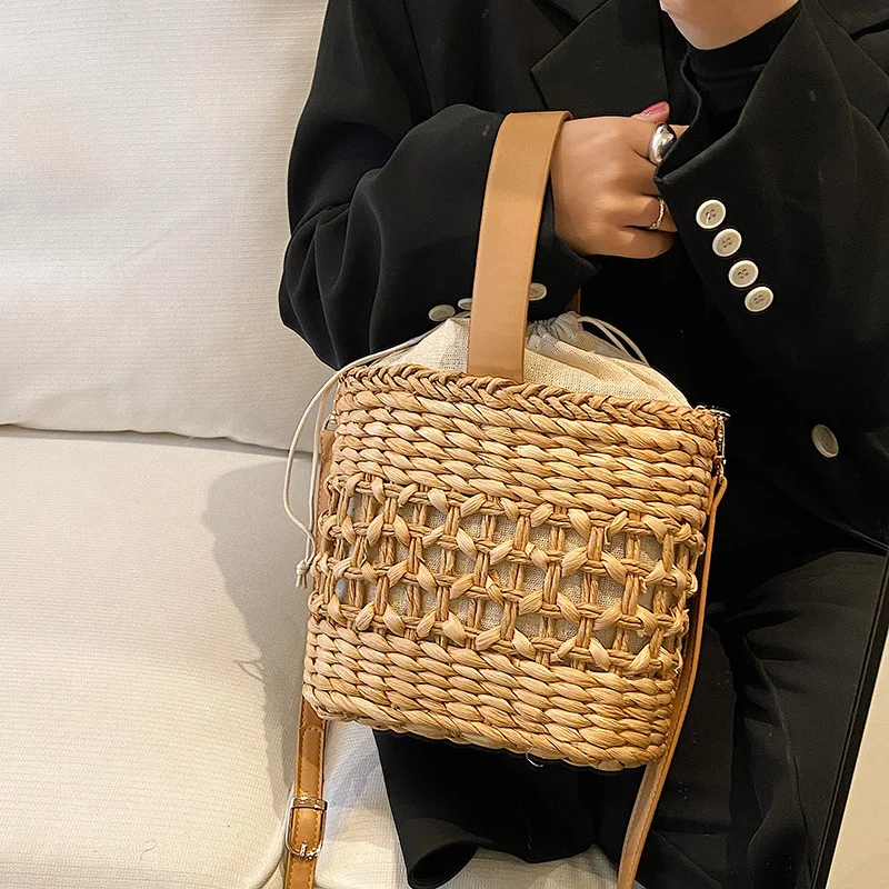 

Модная брендовая дизайнерская соломенная сумка-мешок, сумка через плечо, женская сумка и кошельки, новинка 2022, Женский мессенджер, дорожный ...