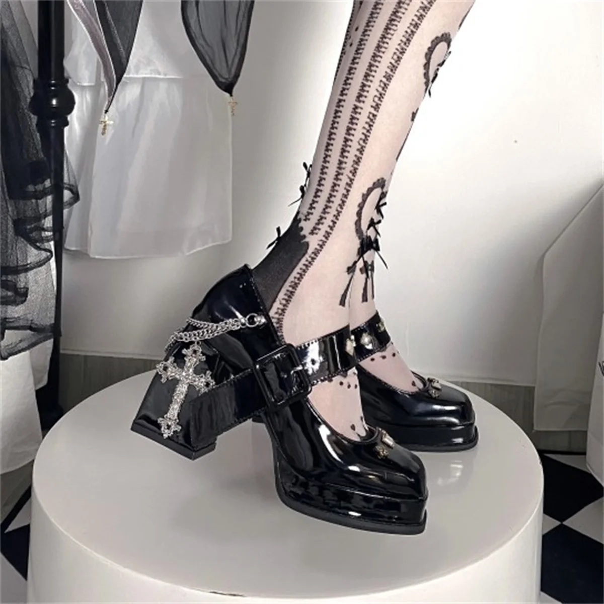 

Japanese Style Lolita Cosplay Shoes Dark Punk Victorian Girls Cross Metal Chain Rivet Square Head 9cm High Heels Shoes