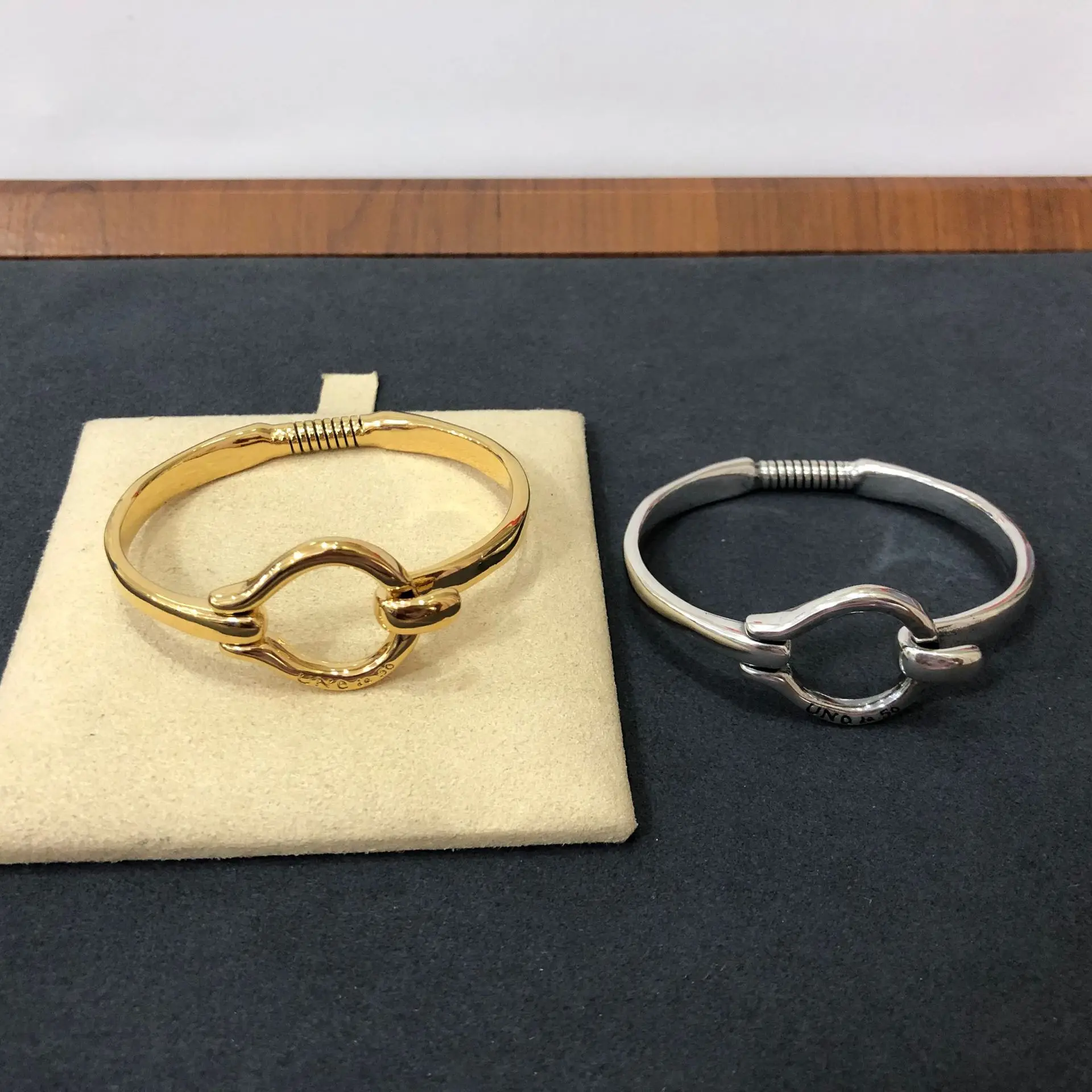 

Best Sales Unique Design Original Fashion Electroplating 925 Silver 14 K Gold Handcuffs Bracelet Simple Jewelry Luxury Gift