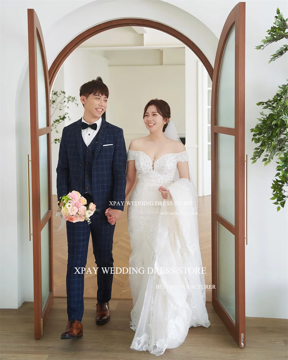 Платье свадебное кружевное в пол с коротким рукавом и открытыми плечами