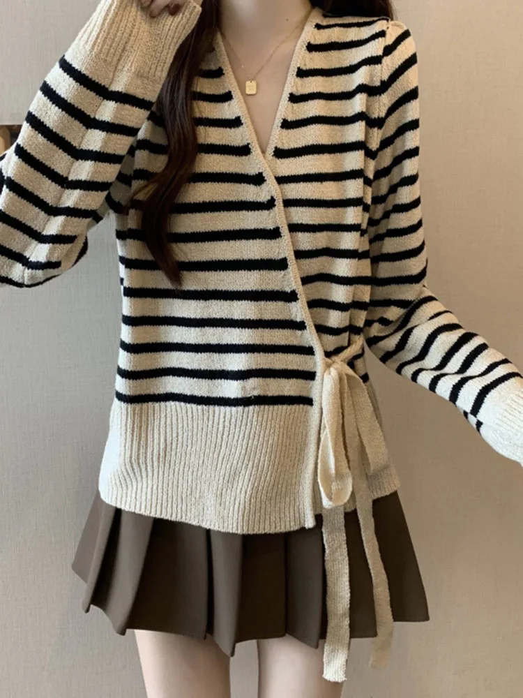 Простой классический вязаный свитер в консервативном стиле на шнуровке уютные