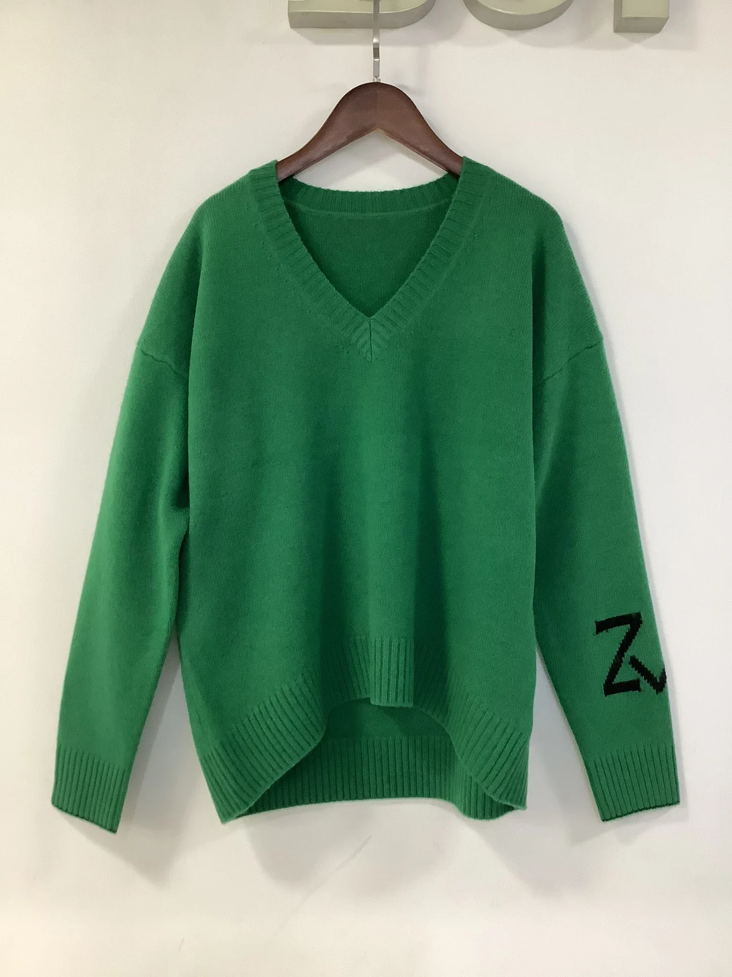 

Женский кашемировый пуловер с V-образным вырезом и вышивкой