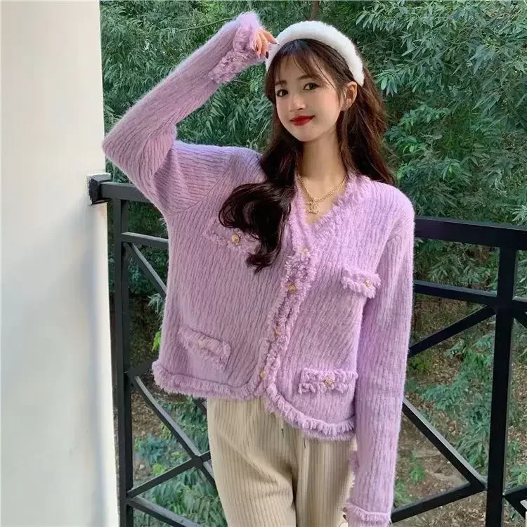 Маленький очаровательный вязаный кардиган зеленого цвета с V-образным вырезом