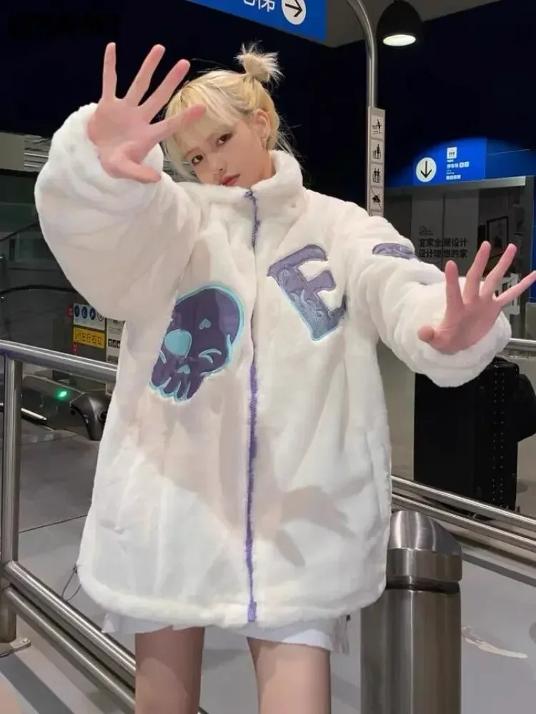 Женская куртка из овечьей шерсти с вышивкой черепа