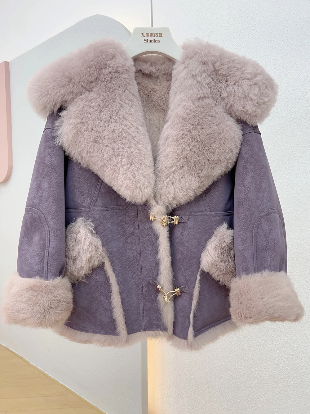 

Новинка Зима 2023, свободная повседневная меховая куртка для женщин в Корейском стиле из овечьей шерсти с большими лацканами и кроличьим мехом