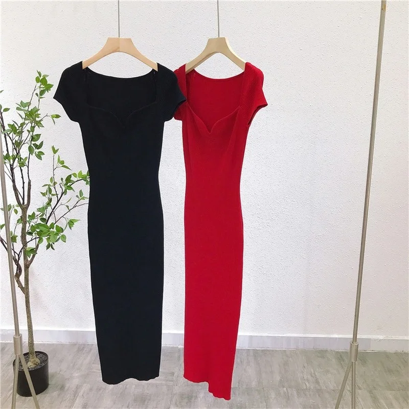 

Женское трикотажное платье-свитер средней длины, черное, красное