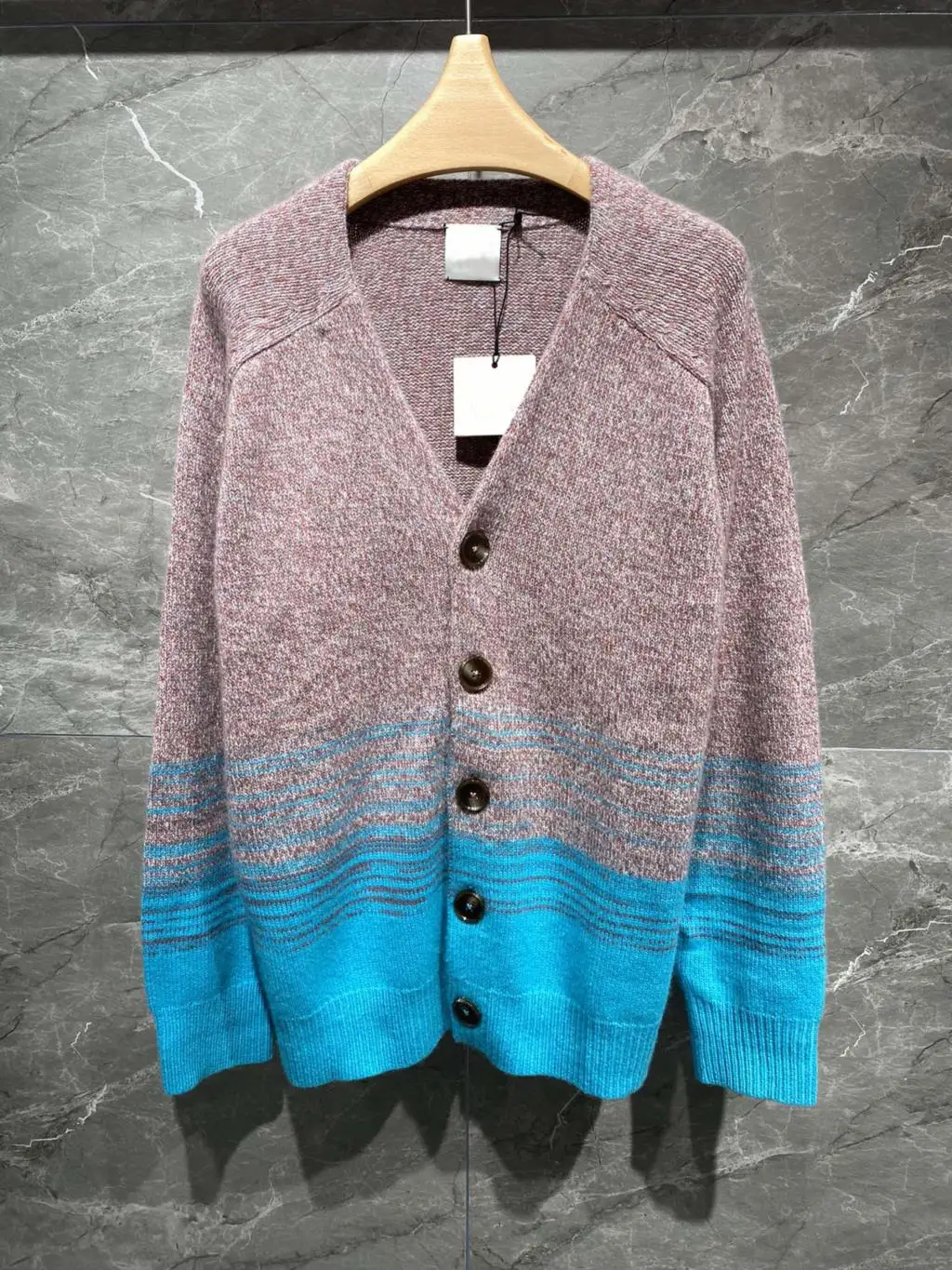 

Gradual color cardigan, V-neck neckline design blue gradual color matching to create simple and lazy style