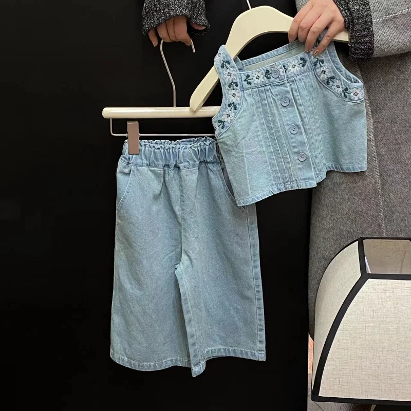 

Новинка; Летний комплект с жилетом для девочек; Топ с цветочной вышивкой + повседневные брюки; Комплекты из двух предметов