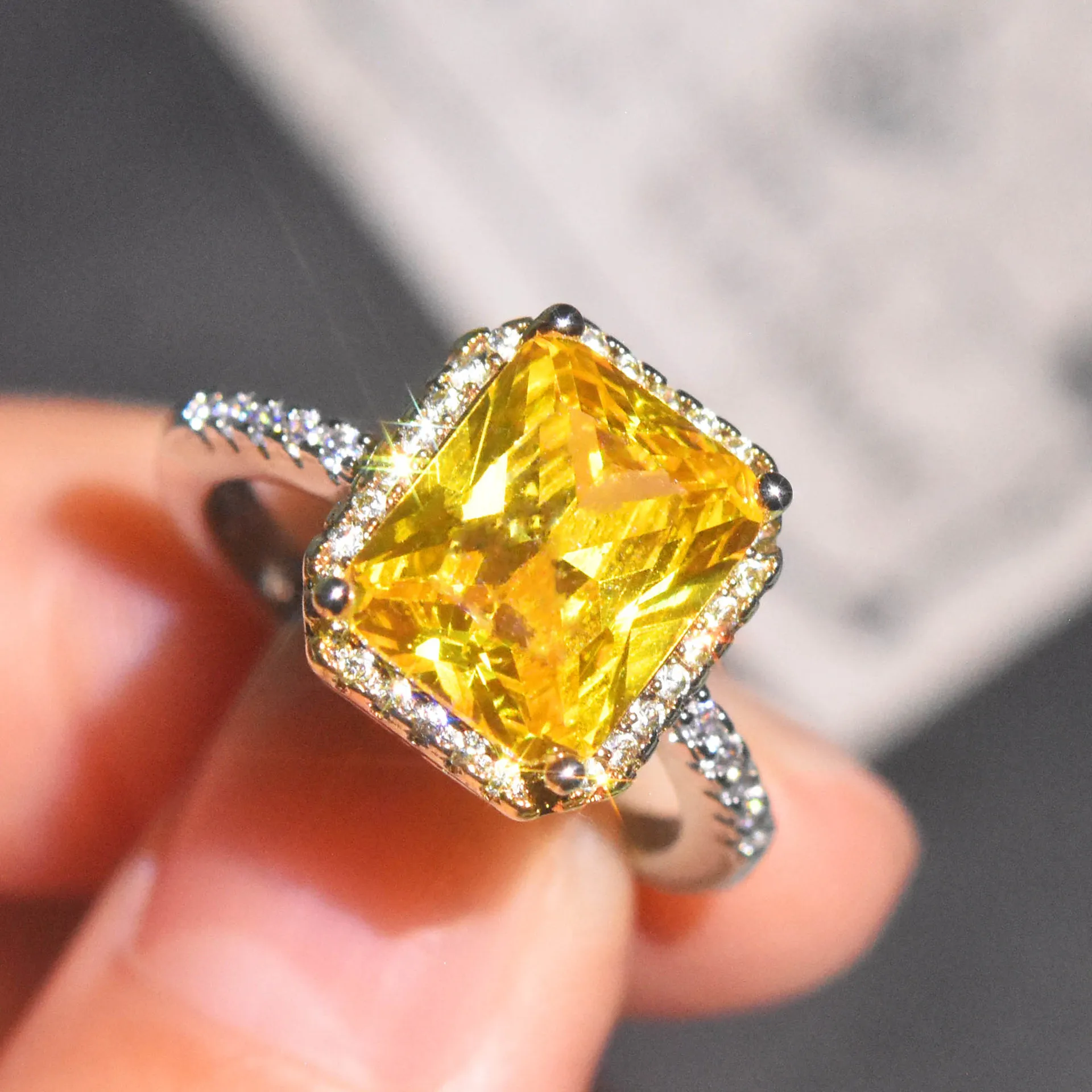 Фото Роскошное инкрустированное желтым бриллиантом двухцветное кольцо из серебра 925