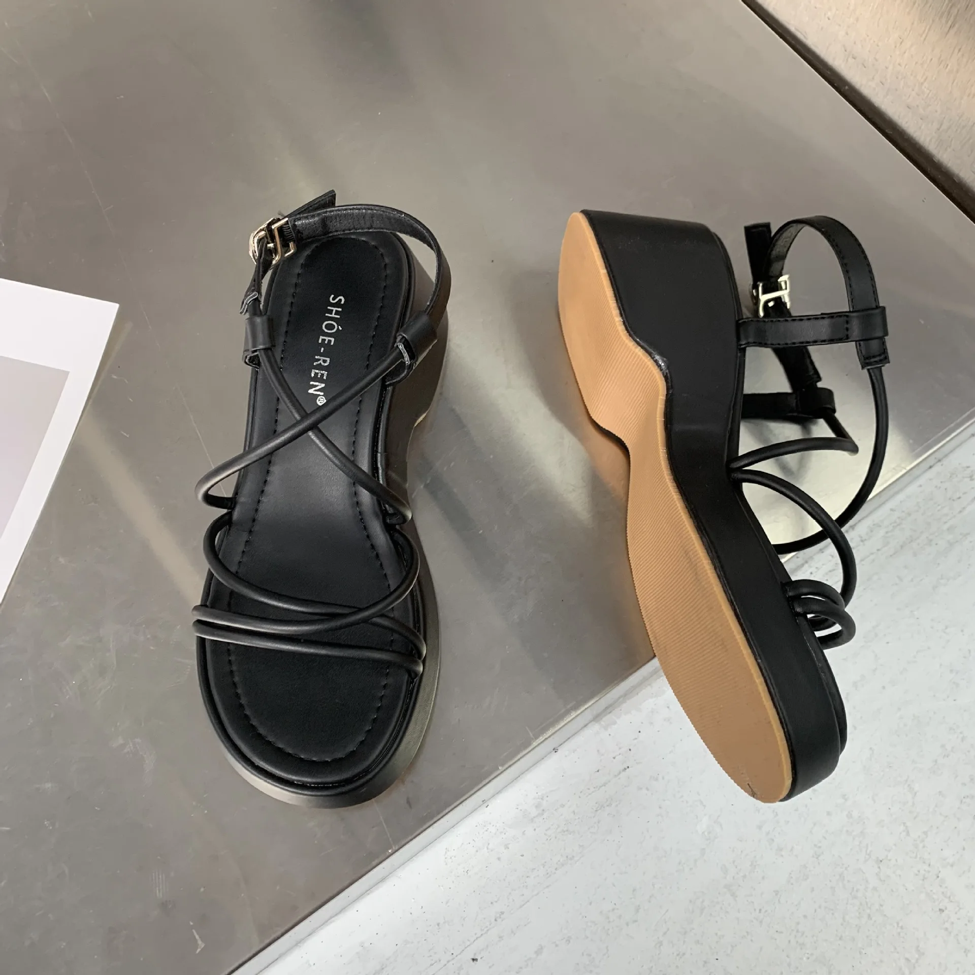

Женские босоножки на прозрачном каблуке, черные универсальные босоножки с ремешком и пряжкой, обувь для маффинов с открытым носком, новая модная обувь-гладиаторы бежевого цвета с низким каблуком, 2023