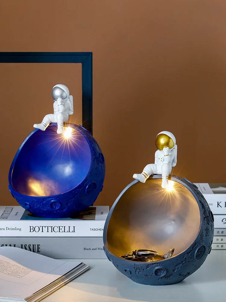 

Nordic Modern Minimalist Creative Astronaut Key Storage Astronaut Porch Decoration Living Room Decoration Dried Fruit Box