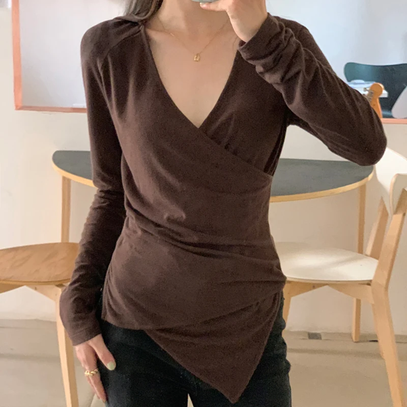 

Новая Осенняя повседневная женская футболка в стиле ретро, коричневая футболка с V-образным вырезом и асимметричным подолом и длинным рукав...