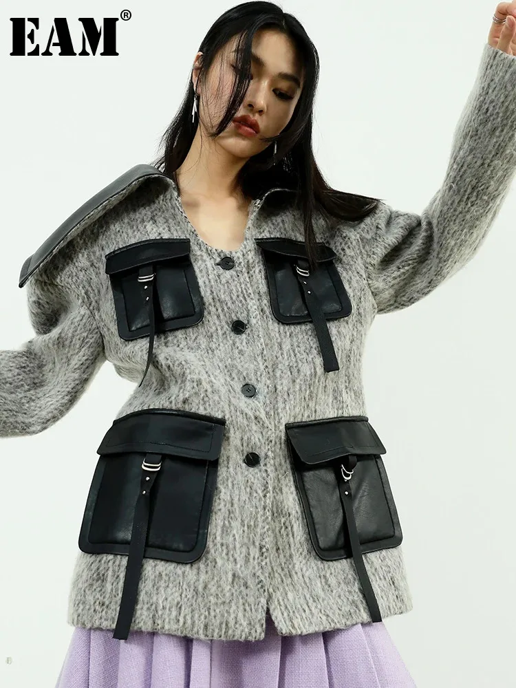 

[EAM] Gray Pu Leather Pocket Big Size Woolen Coat New V-neck Long Sleeve Women Jacket Fashion Tide Autumn Winter 2023 1DH3205