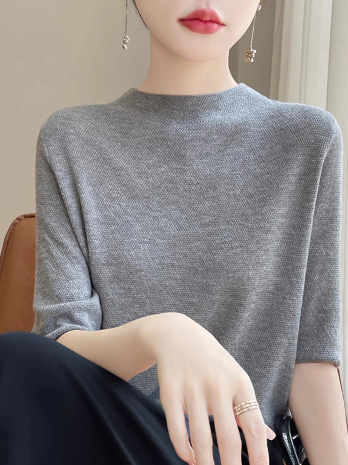 Женская трикотажная футболка с коротким рукавом и воротником-стойкой