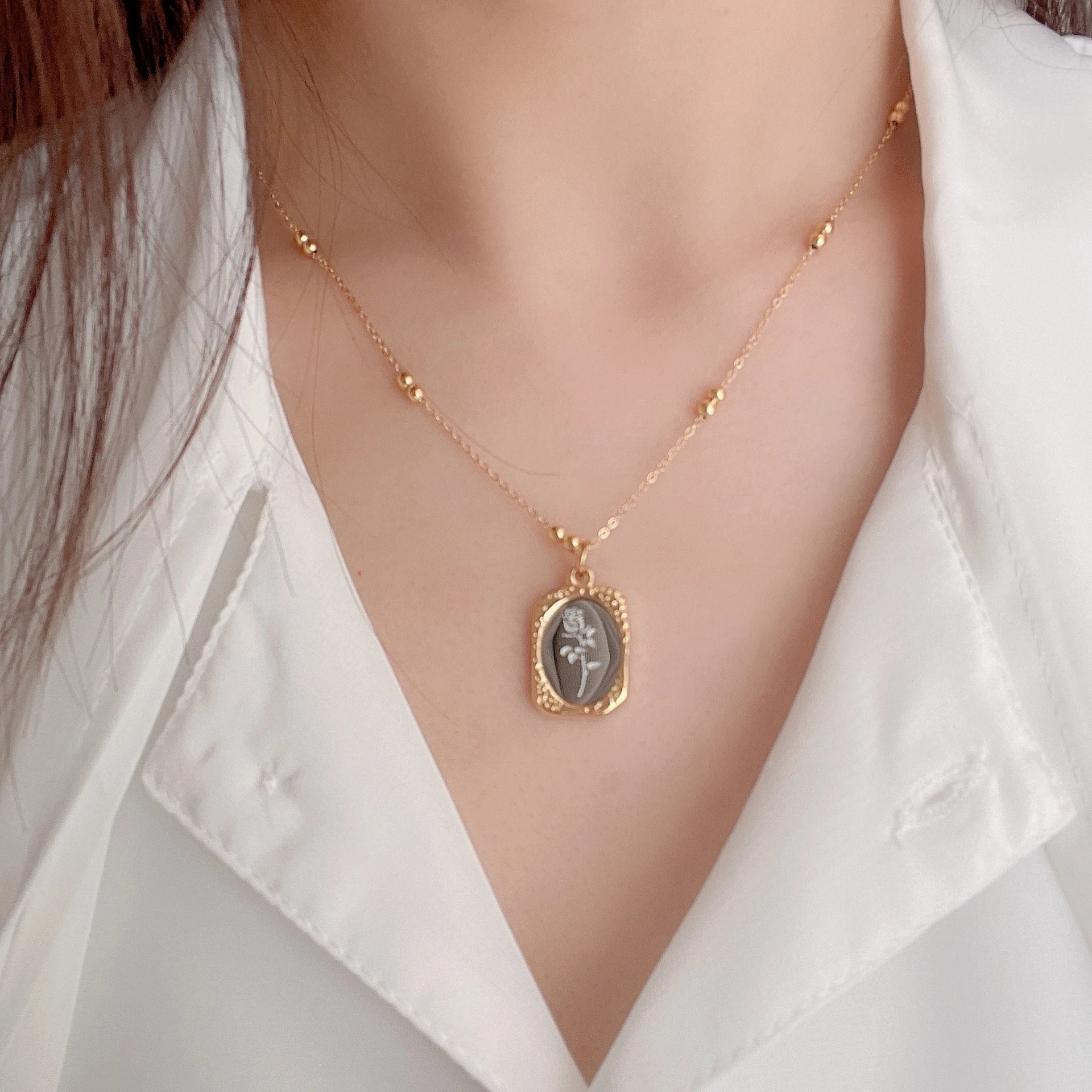 

Fashion Jewelry Gold Rose Print Pendant Necklace for Women Mirror Sweater Chain Metal Temperament Titanium Long Necklace Gift
