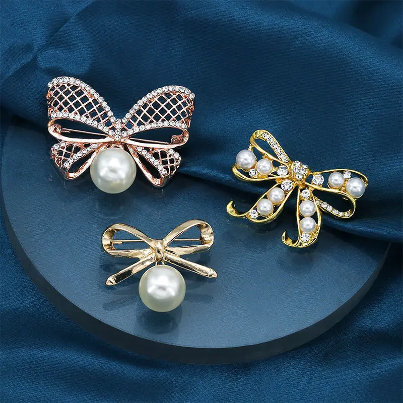 

Sexy Design Dress Brooch Women's Luxury Fashion Bow Brooches Pearl Rhinestone Pin Scarf Scarf Buckle Vintage Coat Accessory
