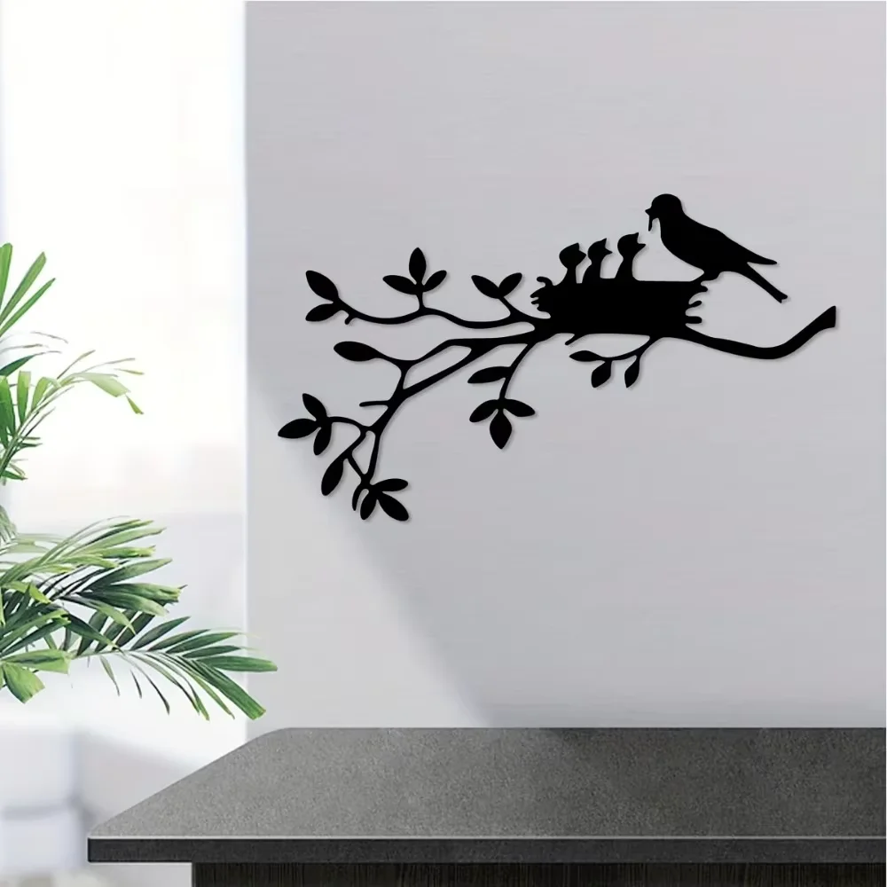 Очаровательное дерево на ветках с украшением в виде птичьего домика: прекрасный