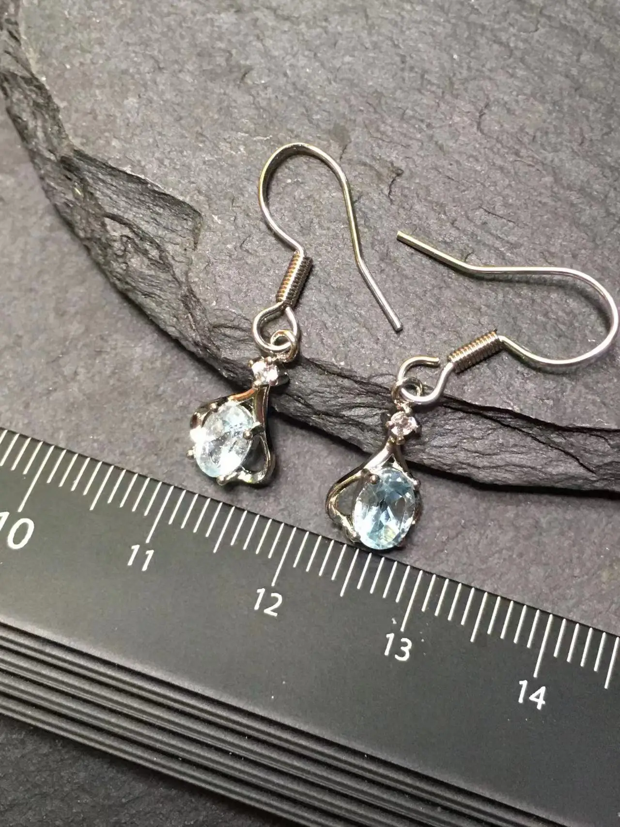 Женские серьги-гвоздики из серебра 925 пробы с натуральным голубым топазом карата