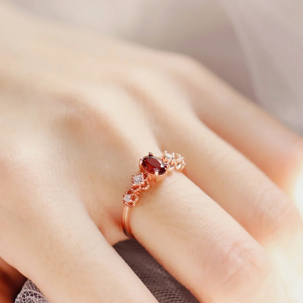 Женское кольцо из серебра 100% пробы с натуральным гранатом