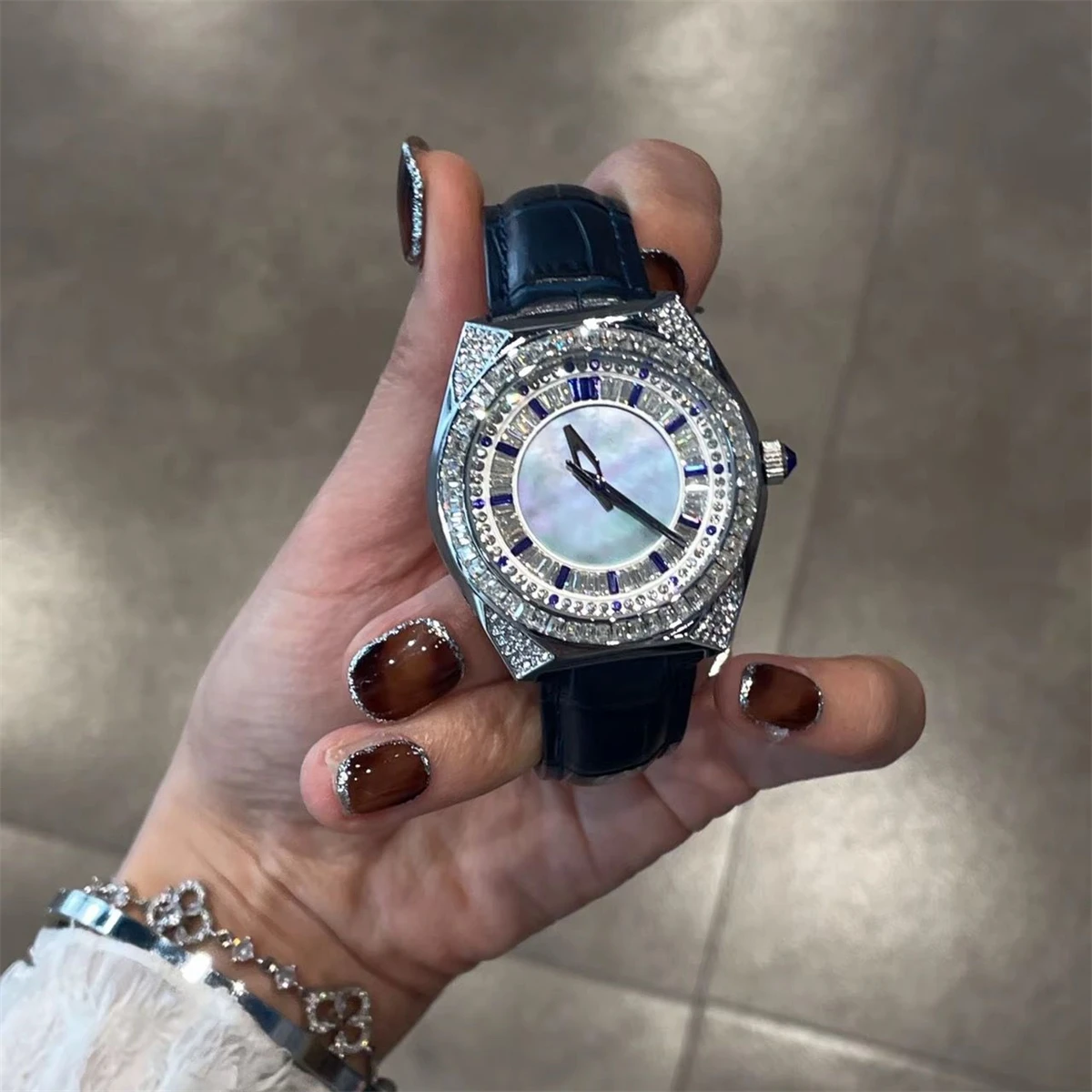 Новинка 2024 женские часы со стразами роскошные нишевые высококачественные модные