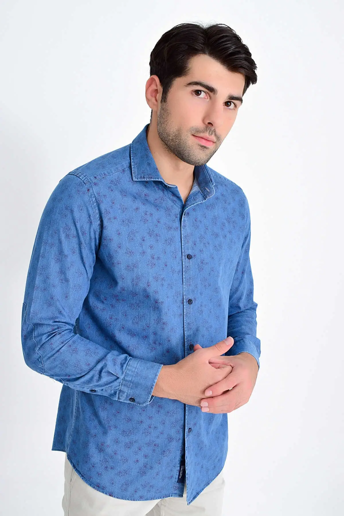 

Приталенная синяя рубашка с узором