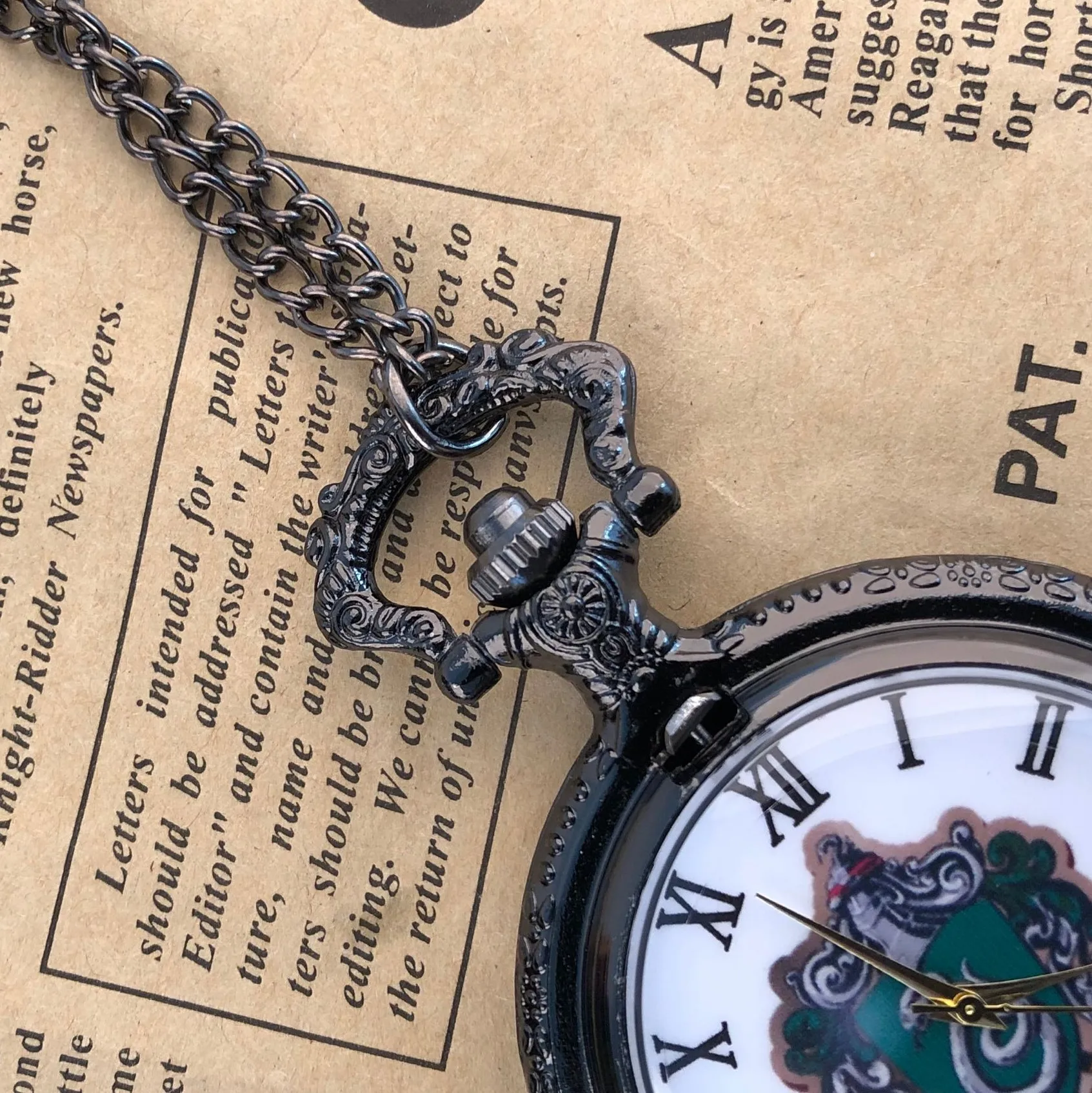 Рисунок 4 - Классические черные тисненые кварцевые