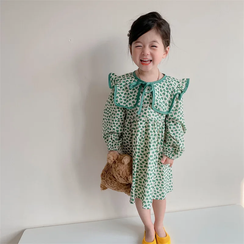 

Платье с длинным рукавом и круглым вырезом, до колена