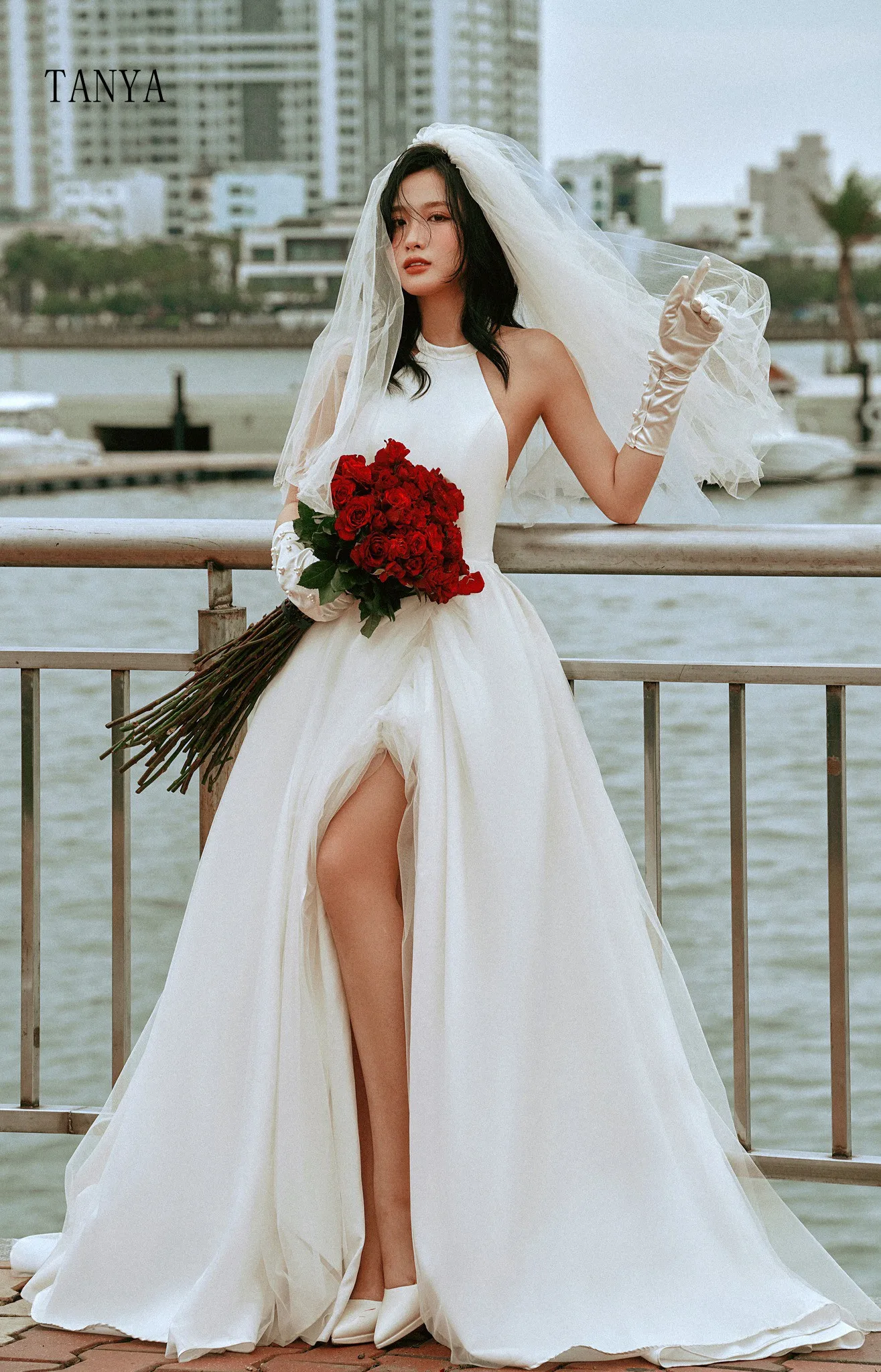 Женское свадебное платье с лямкой на шее белое из тафты высоким разрезом сбоку