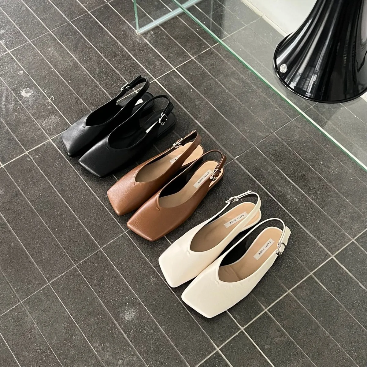 Туфли женские на плоской подошве с квадратным носком и ремешками