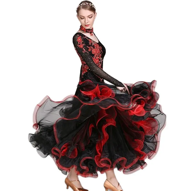 Женское платье с вышивкой и V-образным вырезом