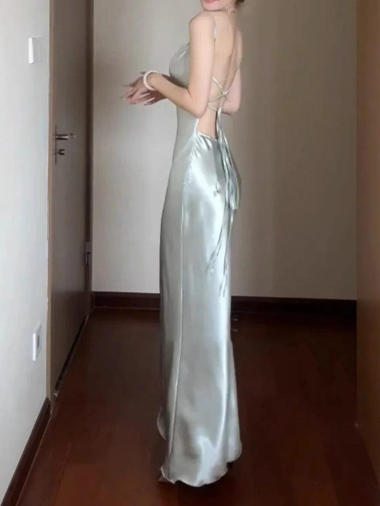 Женское атласное платье на бретельках