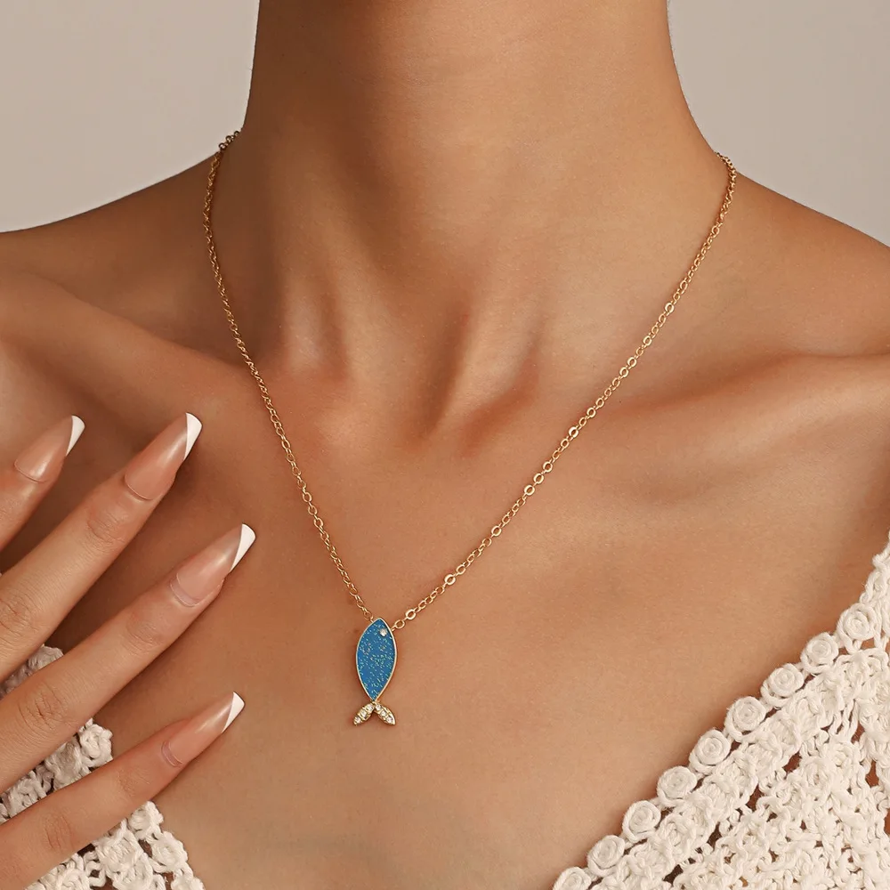 

Inlaid Zircon Small Fish Shape Pendant Necklace For Women Animal Oil Drip Metal Material Clavicular Chain Fashion Trend Body Jew