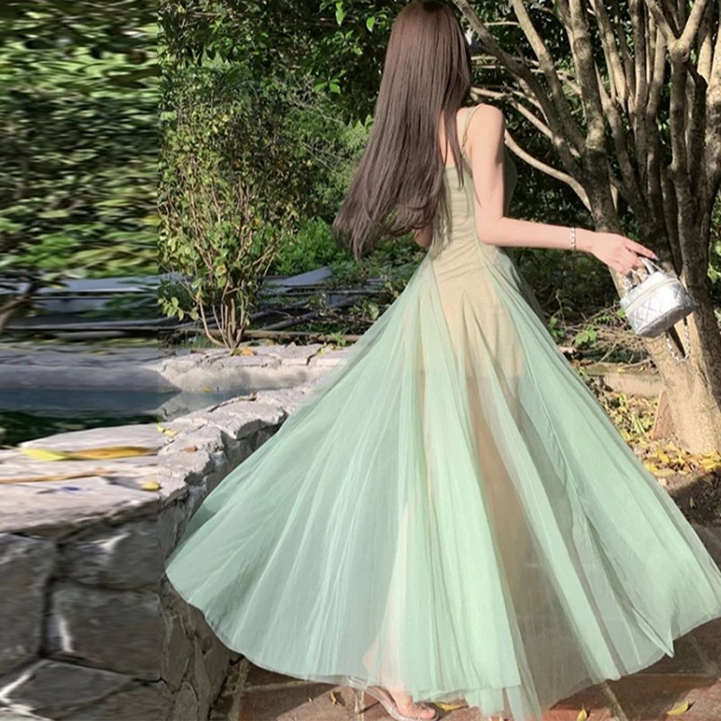 Женское платье трапециевидной формы с бретельками