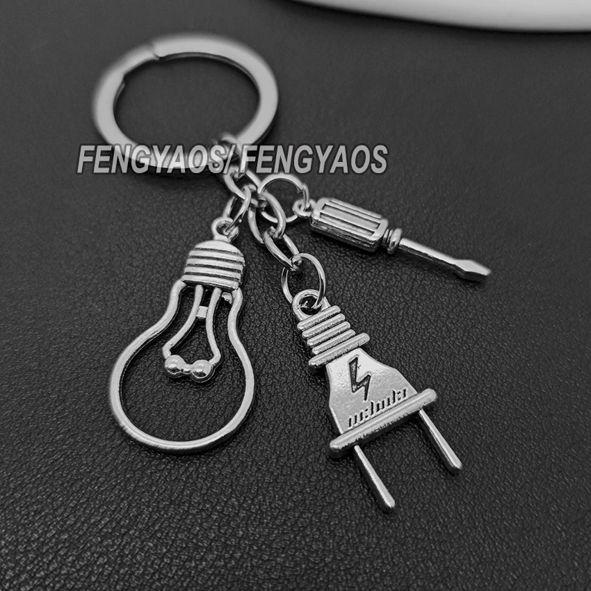 Брелок с имитацией лампы и вилки