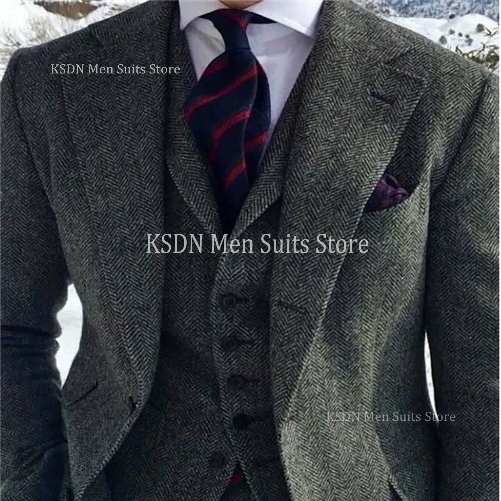 Костюм мужской облегающий из трех предметов пиковая однобортная куртка с