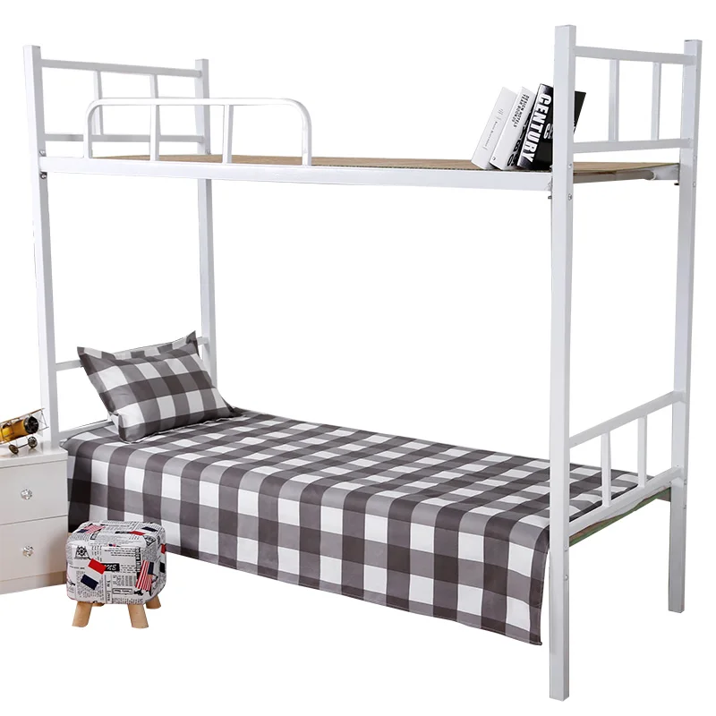 Простыня односпальной кровати в общежитии. Одноместное студенческое общежитие.