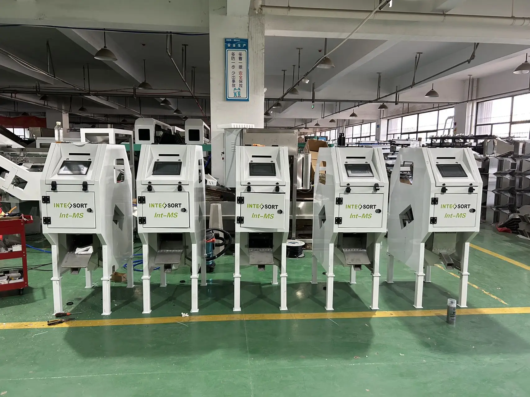 Оптическая машина для отклонения семян конопли зеленого и коричневого цвета