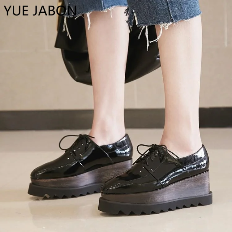 Женские лакированные кожаные лоферы черные туфли на платформе со шнуровкой