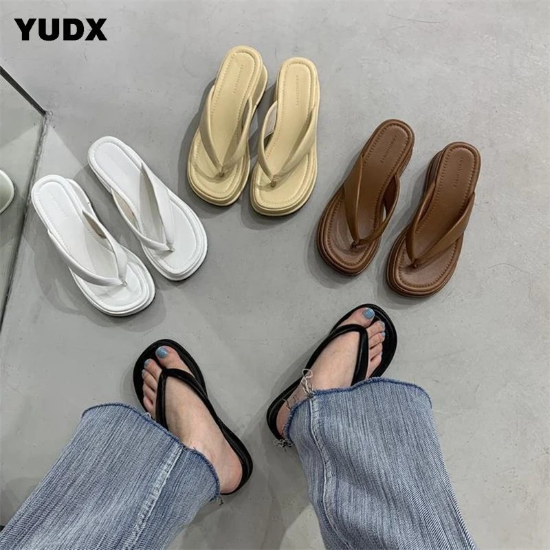 

Шлепанцы женские на платформе, дизайнерские сандалии на танкетке, пляжные модные тапочки на толстой подошве, тапочки с клипсой для взрослых...