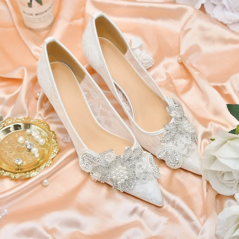 

Новые стильные кружевные свадебные туфли стразы с цветами для невесты на тонком высоком каблуке вечерние классические большие женские туфли для весны и лета
